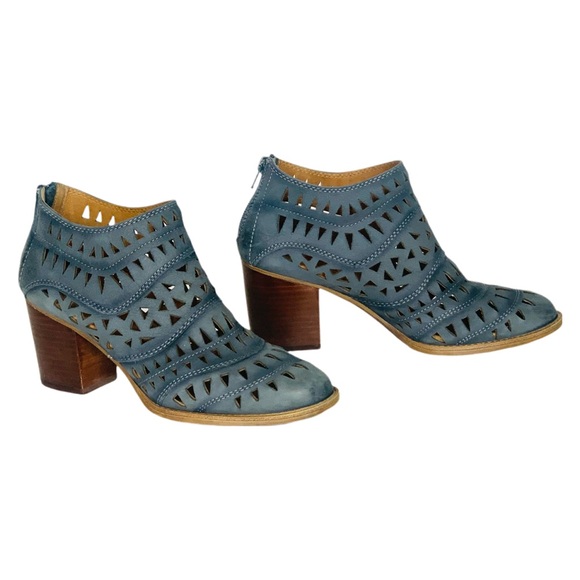Sofft Westwood II Laser-Cut Ankle Boots Denim Blue Suede Upper Chunky Heels Sz 8 - Picture 4 of 11